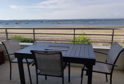 Close to the center - View of the pool - Direct access to the beach. 28m2...