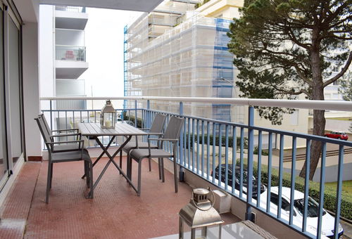 A proximité de l'avenue Lajarrige (600 m) et de la plage.