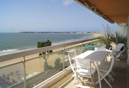 APARTMENT FACING THE SEA BETWEEN DE GAULLE AND CASINO