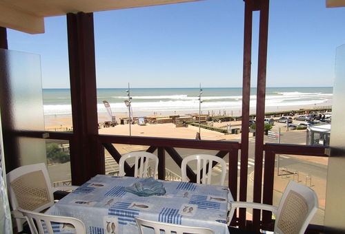 In front of the ocean, leave your car with the private garage of the...