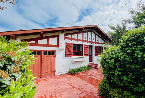 Near the Notre-Dame Basilica, single-storey Basque-style villa...