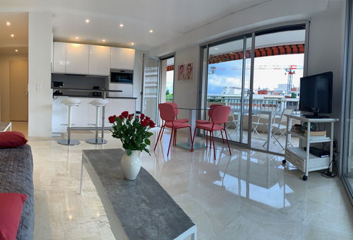 Appartement avec terrrasse situé à 270m des plages de la croisette et à 900m...