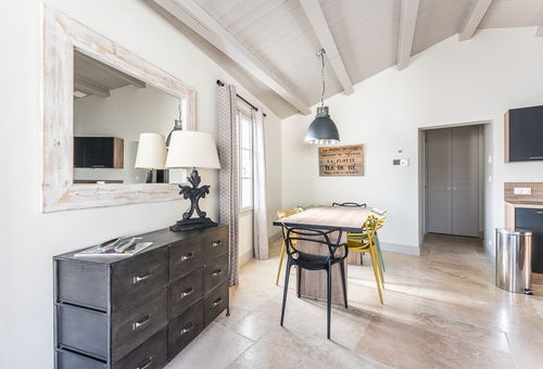 Cette jolie maison, bénéficiant de la climatisation, est idéalement située au...