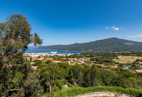 Une terrasse face à la mer à Propriano en Corse