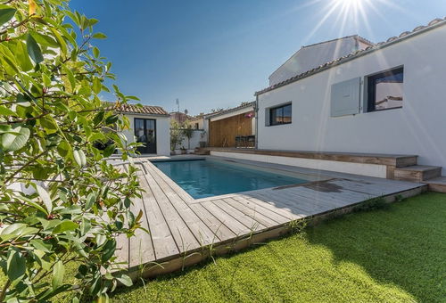 Pleasant villa with swimming pool in a quiet area of La Flotte