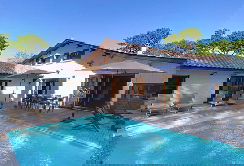 UNE VILLA IDEALE POUR DES VACANCES EN FAMILLE. PROCHE DES COMMERCES ET DE...