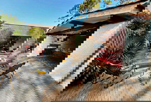 VOUS APPRECIEREZ LE CALME ET  DES QUARTIERS SUD DE LA STATION. ACCES RAPIDE...