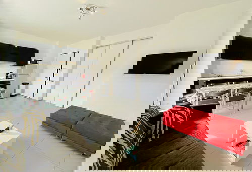 Une pièce proche des commerces et des plages à pieds.