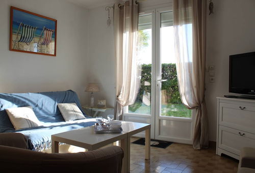 Quiet area, close to cycle paths and the sea