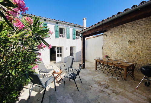 Vous serez séduits par cette maison de village et son agréable cour aménagée...