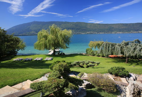 Villa for 10 people with their feet in the water.