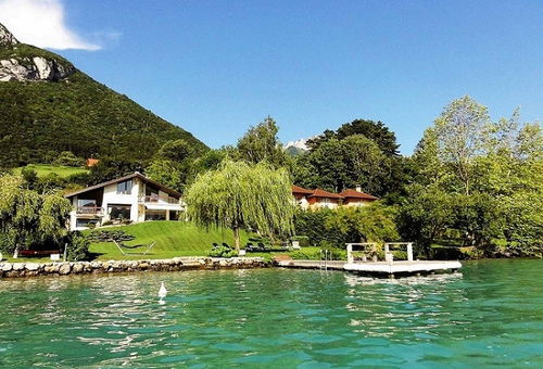 Villa for 10 people with their feet in the water.