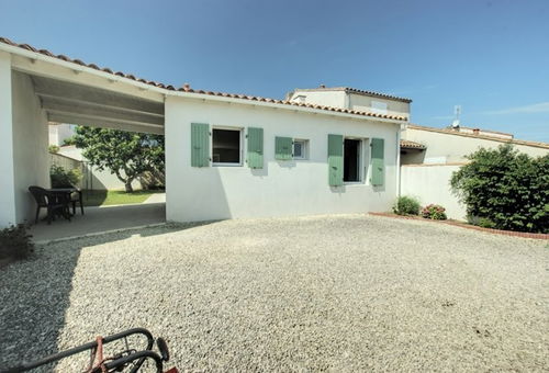 Comfy house with garden and parking
