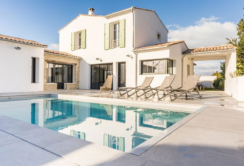 Cette belle villa de 150m² vous offre de l'espace, une décoration soignée et...