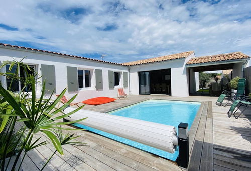Maison contemporaine avec piscine.