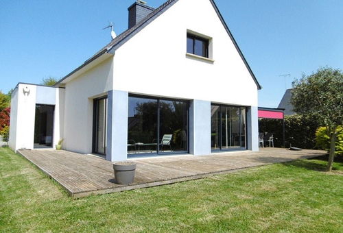 Spacious and bright house with a pleasant enclosed garden and terrace,...