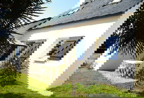 Close to the sea, pretty detached house with garden located in a wooded...