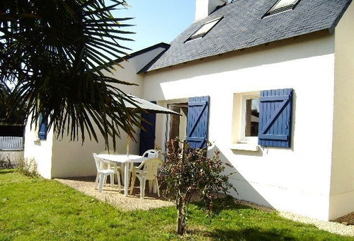 Close to the sea, pretty detached house with garden located in a wooded...
