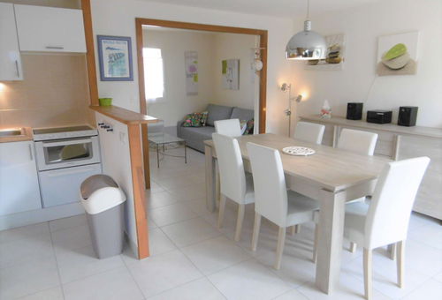 Nice renovated house  located in a residence 200 m from the beach and shops...