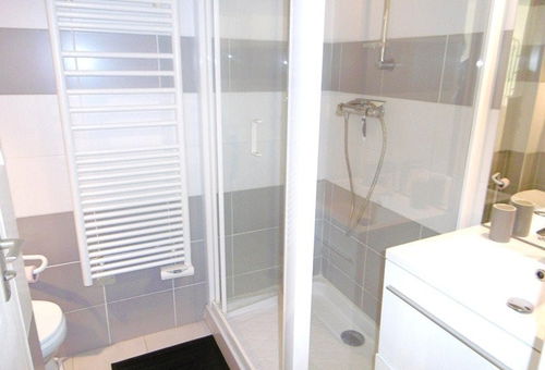 Nice renovated house  located in a residence 200 m from the beach and shops...