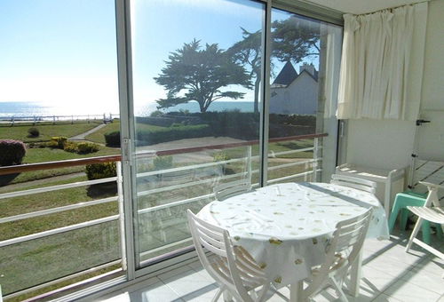 Beautiful sea view for this apartment with loggia located in a residence with...