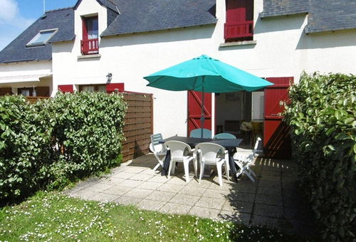 Maisonette with enclosed garden located in a holiday residence 200 m from the...
