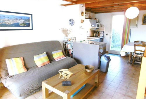 Located in a residence 200 m from the beach in St Jacques, pretty house with...