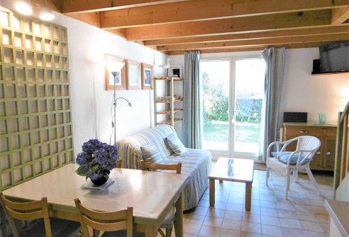 Pretty house with enclosed garden located in a residence 200 m from the beach...