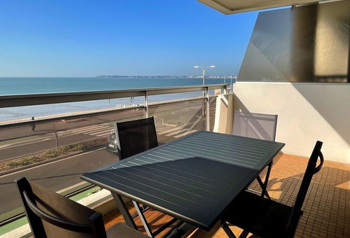 Beautiful 2 Bedroom Apartment Near Avenue Lajarrige And Its Shops.