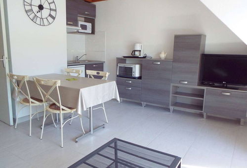 Carnac, shops and beach closeby, 4-room split-level apartment
