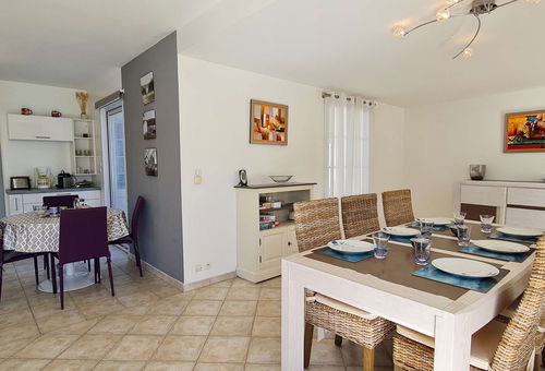 Superb villa with heated pool near the beach