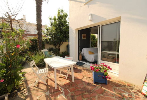 Appartement avec terrasse à deux pas de la plage et des commerces.
