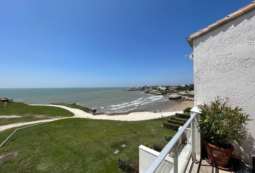 beautiful duplex with a terrace facing the sea with direct access to Chay beach
