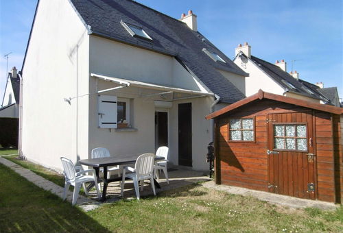 Pretty house with enclosed garden located in a residence 50 m from the marina...