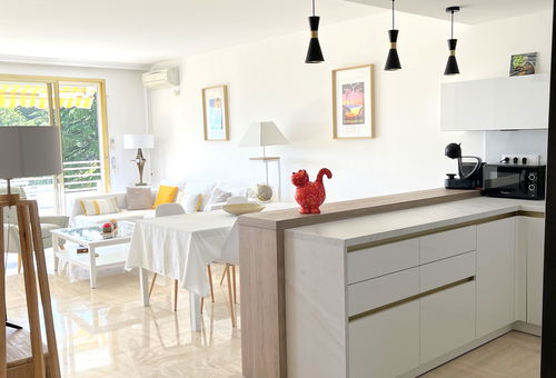 Appartement avec terrasse dans une résidence avec tennis, piscine et terrain...