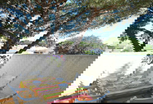 Small house at the foot of Colline Saint-Martin, close to shops and beach -...