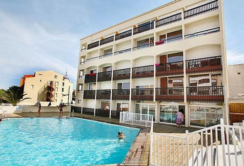 Located 800 m from the beach.