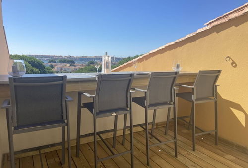 Résidence avec piscine et jardin.