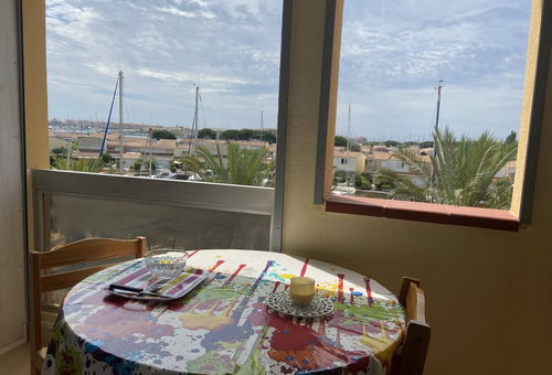 Bel environnement en bordure du port, piscine.