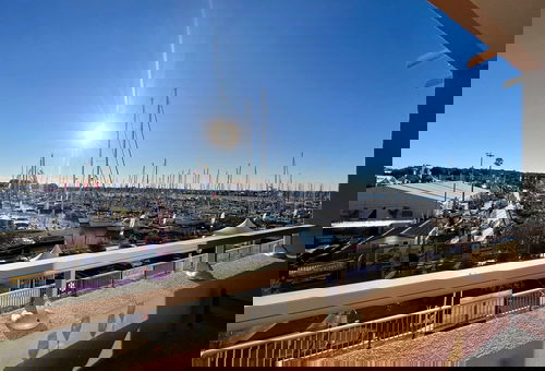 Piscine, vue magnifique sur le port.