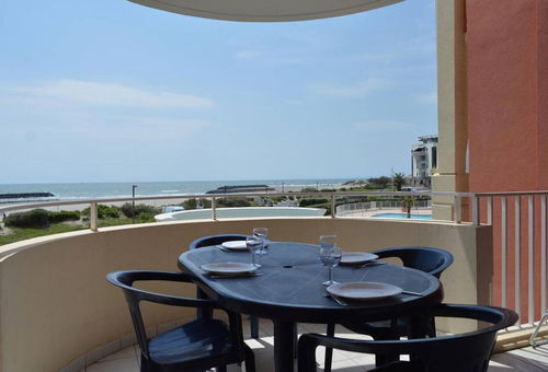 Accès direct à la plage - piscine commune.