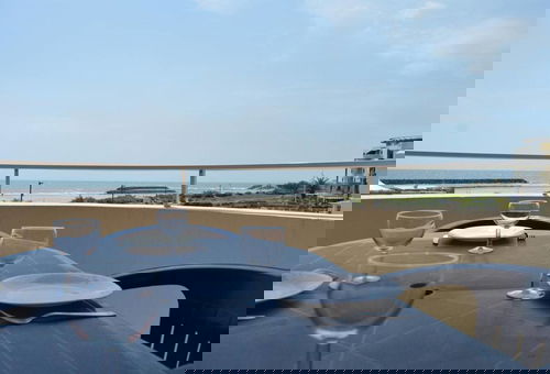 Direct access to the beach. Shared pool.