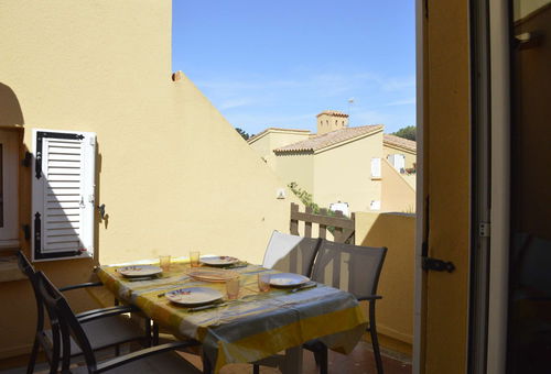 Située à  450 m de la plage de la Roquille