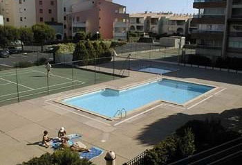 Tennis pool and shared pool in the residence.