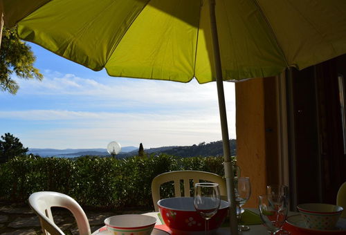 Apartment with a beautiful sea view, in a residence with swimming pool and...