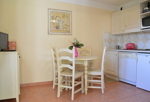 Apartment with a beautiful sea view, in a residence with swimming pool and...