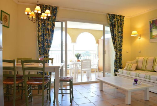 Apartment in a residence with swimming pool, close to the beach and shops -...