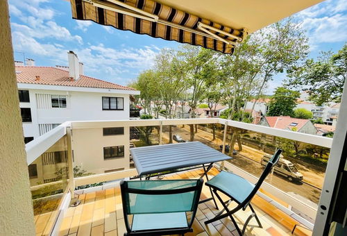 In one of the most beautiful avenues of Arcachon, within a residence...
