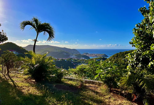 La petite terrasse offre une vue au sud sur la vallée de Corossol et la mer...