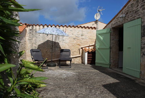 Located in the center of Saint-Pierre and 20 minutes from the sea by bike,...